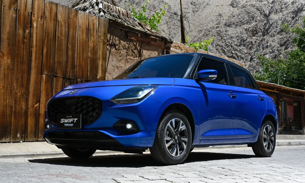 Nuevo Suzuki Swift smart Hybrid color azul estacionado con montaña rocosa de fondo.