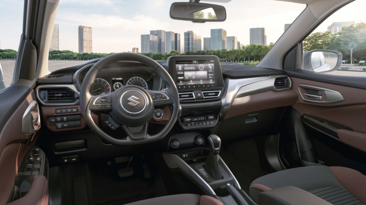 Vista interior de Suzuki Fronx Smart Hybrid con habitáculo de lujo y caja de cambios automática.